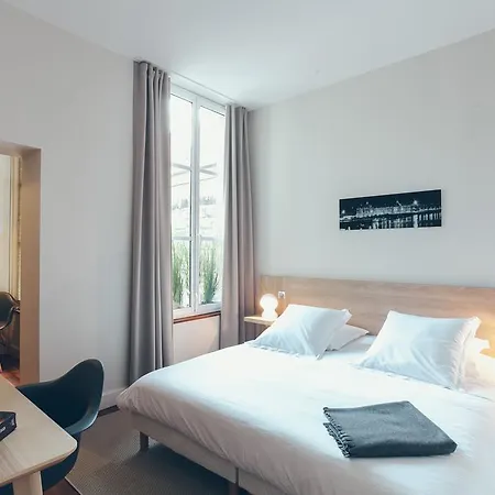 Bed & Breakfast T4 Cours De L'intendance 4*