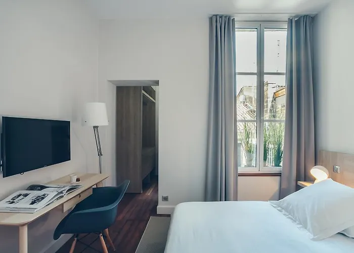 T4 Cours De L'intendance Bed and Breakfast