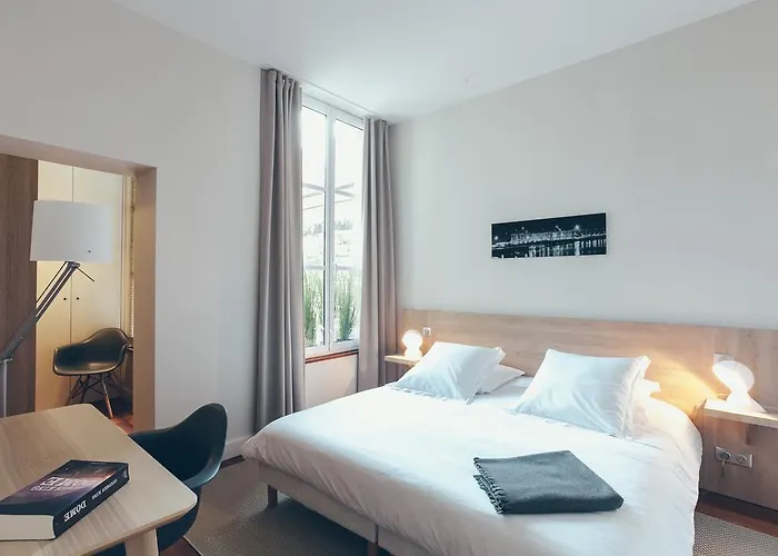 Bed and Breakfast T4 Cours De L'intendance 4*