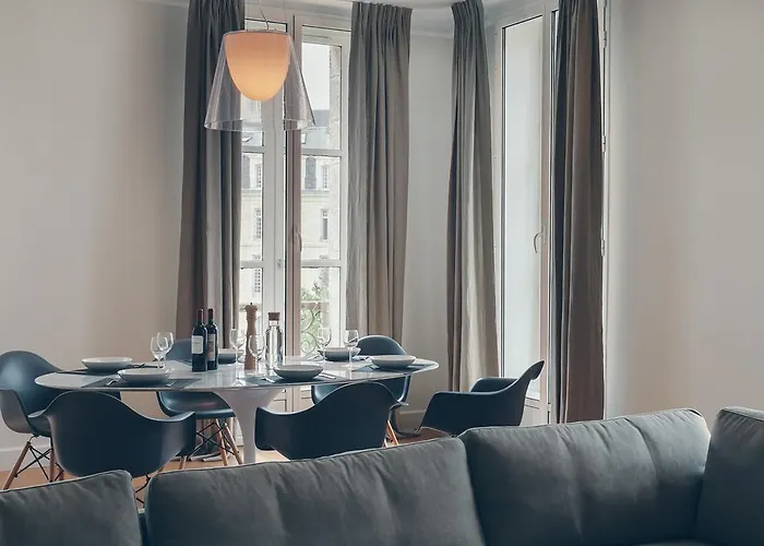 T4 Cours De L'intendance Bed and Breakfast