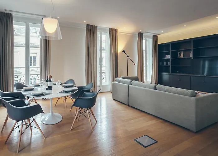 T4 Cours De L'intendance Bed and Breakfast 4*